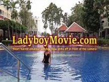 Ladyboy Dow acaricia su polla