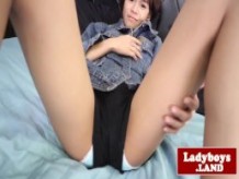 Joven amateur ladyboy analplays con consolador