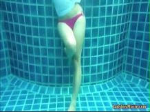 Hermosa ladyboy divirtiéndose en la piscina