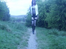 Crossdressed afuera en un sendero en Lancashire