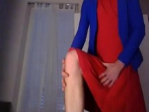 Joven travesti amateur en un vestido rojo y una chaqueta azul