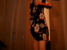 Crossdresser con lindo vestido de flores divirtiéndose con la webcam