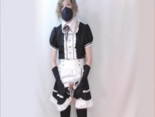 Femboy Maid se monta en un consolador y se corre y luego dispara de nuevo con la mano.