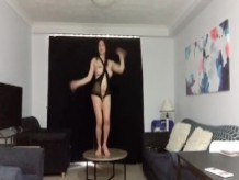 trans anairb baile sexy caliente tiras desnudas en la mesa