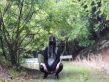 Transgénero y orinó al aire libre en una carretera abandonada