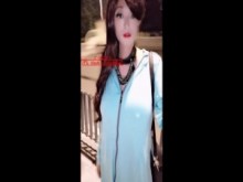 lindo femboy transpinay está tomando un trago caminando desnudo en la avenida