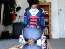 Adolescente femboy en cosplay de D.Va se abre y se masturba el trasero