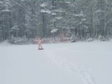 Hardcore tgirl tiras y se masturba en la nieve