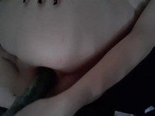 Femboy se da placer con un pepino hasta quedar boquiabierta