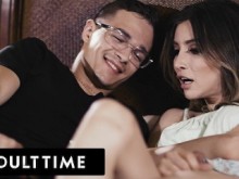 ADULT TIME - ¡La caliente hermanastra trans de mi compañero de cuarto me deja probar su polla!