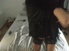 Femboy, vestido como una monja y alas negras, se folla un consolador enorme y se corre después de 10 días en castidad