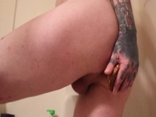 Tgirl se folla el culo y se corre para ti en la ducha