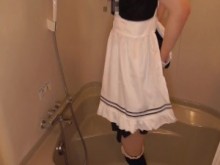 [La hija de un sirviente se masturba en el baño] Crossdresser eyacula en el baño.