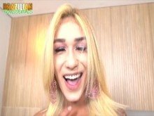 BRAZILIAN-TRANSEXUALS: Transexual brasileña rubia hermosa con cuerpo perfecto se masturba