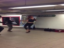 Nyc drag queen baila en el metro con fanáticos