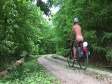 Paseo en bicicleta por el bosque desnudo. Nackt im Wald