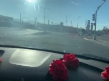 Nympho Transgirl no puede dejar de jugar consigo misma en el auto/ ENORME CORRIDA