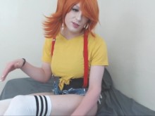 Cosplaying Trap Misty se folla a sí misma y se corre en manos y pies