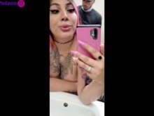 Follada cruda y criada en un baño público