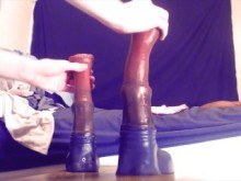 sissy valerie montando 2 consoladores grandes de bad dragon