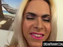 La hermosa transexual rubia Barbara Perez necesita un consolador grande para su culo