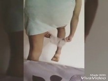 Sexy mariquita probándose el bikini de las madrastras