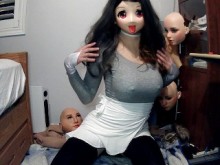 ¡Las máscaras de Emily parte 1! Máscara femenina Emily se pone su máscara de kigurumi Celli y comienza a jugar consigo misma