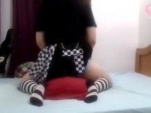 POV: Transgirl gótica con pañales se burla de ti y folla mientras moja su pañal