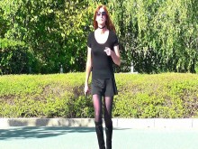 Crossdresser sissy en día ventoso afuera en falda corta