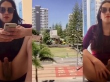 rampa transexual asiática en el balcón del hotel mostrando su polla