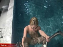 Hermosa t-babe se burla de sus tetas y nada desnuda en la piscina