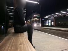 Crossdresser masturbándose en público en la estación de tranvía