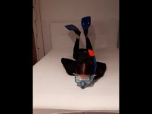 Chica Trans con Traje de Neopreno jugando con Equipo de Snorkel y Vibrador ❤