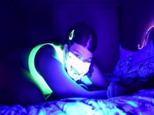 Femboy Neon Kitty estira su bussy