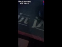 Sexy Ladyboy masturbación pública y corrida en un cibercafé sin vergüenza