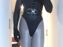 Ingrid the Domme (fetiche, máscara femenina, trans, travestismo, enmascaramiento, transformación, tacones de plataforma)