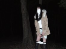 Crossdresser se masturba en el bosque y eyacula muchas veces.