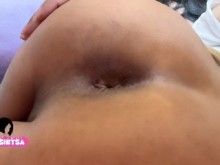 Latina transexual con un culo perfecto rebotando en la cama