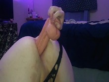 Joder mi capullo de rosa con un enorme consolador me hace buque y pedo