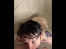 La chica emo trans tiene la cabeza de la ducha de amigo
