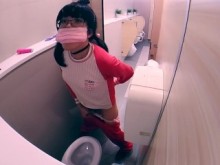 Masturbándose en el inodoro en la escuela Sportswear Sportswear Cumshot en inodoros de centros comerciales