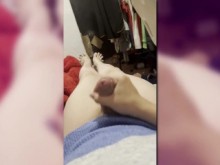 Mira mientras juego con mi polla pensando en mi hermanastro hasta que me pongo mi semen caliente en HD corriendo