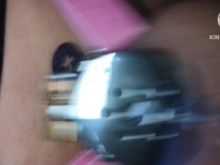 Sissy Clitty Fugas en su jaula de castidad plana del placer anal a pelo