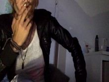 Fumar sin peluca en la cama