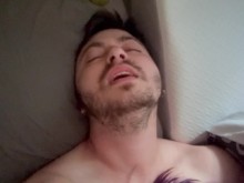 Dom tortures juguetón Trans Guy con dedos y vibrador