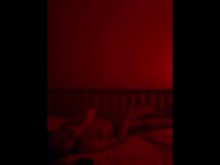 ¡La joven niña transgénero gime fuerte cuando juega con juguetes!