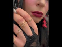 Sultry milf tetas grandes niña fumando cigarrillo diosa sensual y sexy bodystocking conmigo en casa