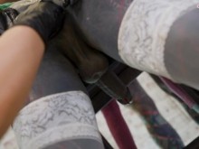 Femdom Anuskatzz domina la chica trans con sus amigos dominatriz de látex con correa y consolador