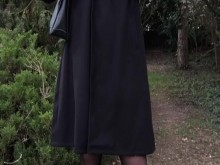 Bonita falda roja con pantimedias negras y botas