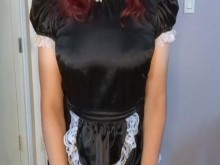 Sissy Maid Candy intenta esconder algo en su coño